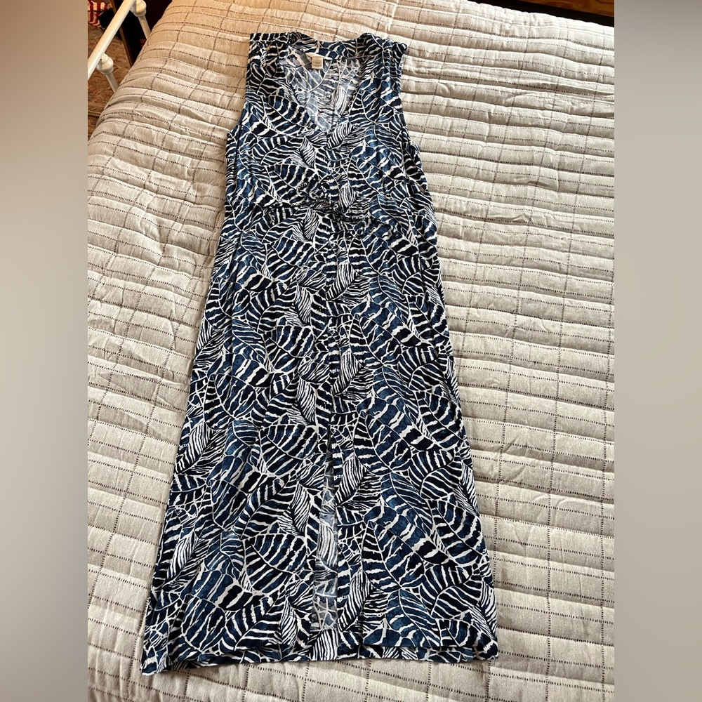 Sleeveless Navy and White Leaf-Print Maxi Dress
